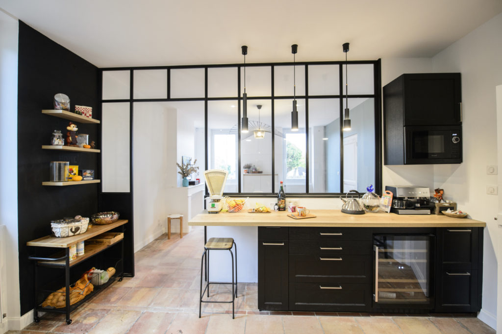 cuisine moderne noir mat avec luminaires suspendus