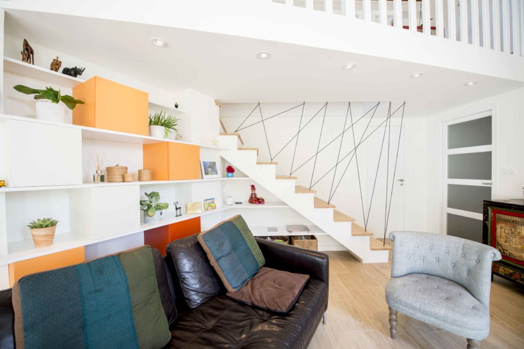 salon avec éclairage spot au plafond