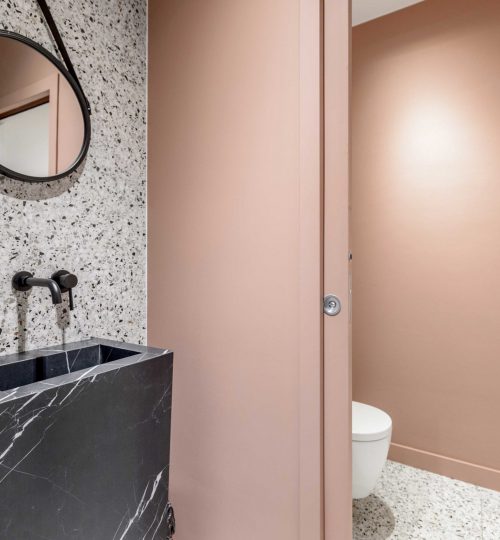 66-sanitaires-wc-porte-a-galandage-rose-terrazzo-blanc-miroir-couleur