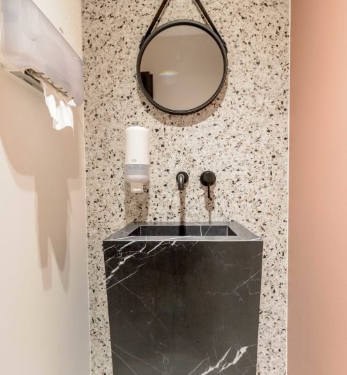67-vasque-carrelage-marbre-noire-sur-mesure-miroir-rond-robinetterie-encastrée